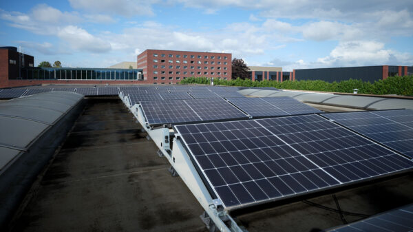Zonnepanelen geïnstalleerd op het dak bij GCC Creatieve Makers