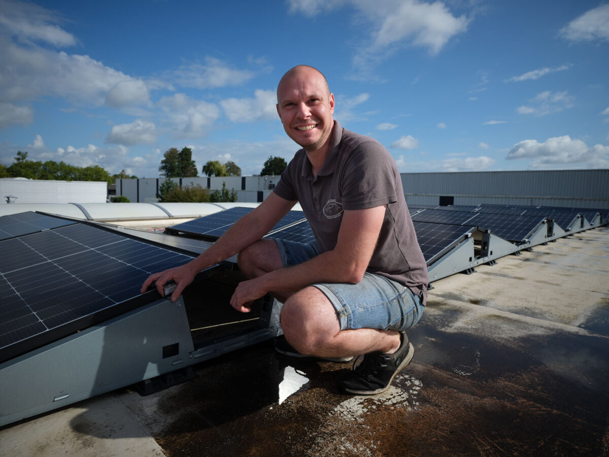 Zonnepanelen geïnstalleerd op het dak bij Classic Centre