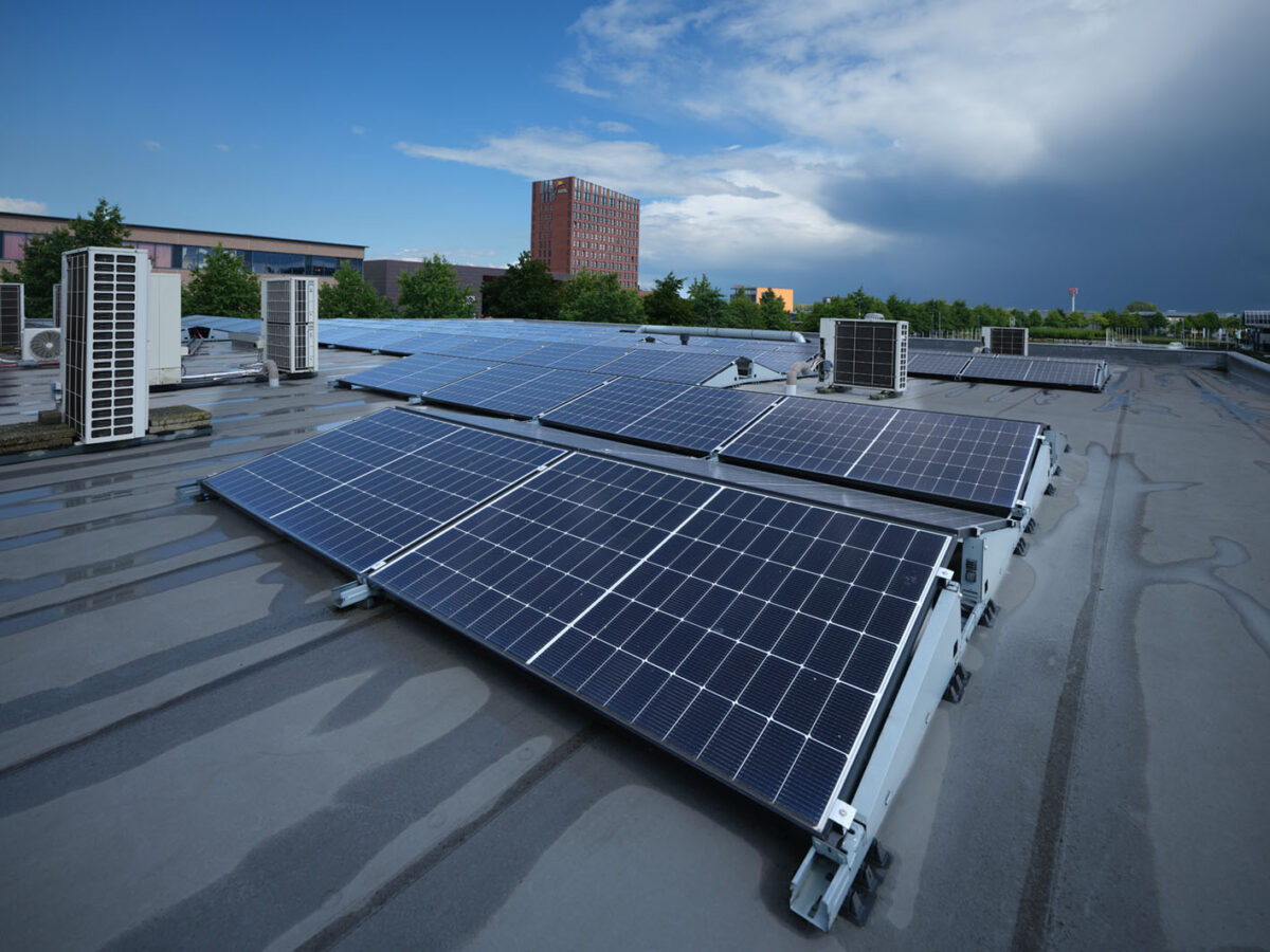 Zonnepanelen geïnstalleerd op een bedrijfspand door HETTA energie voor duurzame energieopwekking.