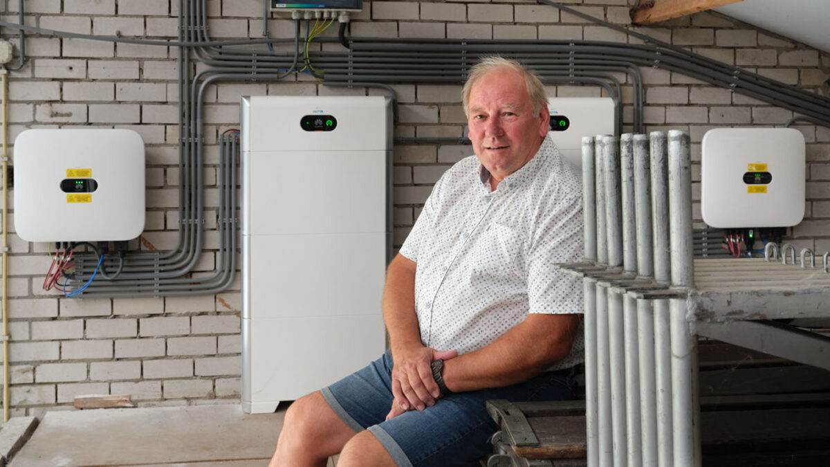 Ruud Schoenmakers met de batterijen van HETTA energie